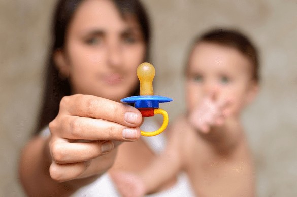 Chupeta, chuchar no dedo, biberão: os maus hábitos orais na infância têm consequências
